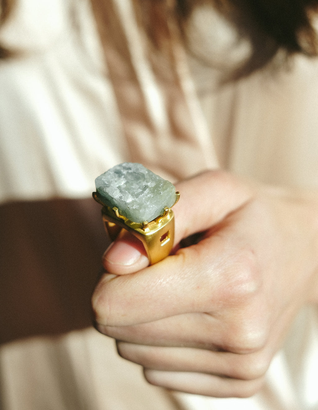 Anillo contemporáneo de plata con baño de oro mateado y aguamarina en bruto. Lula Maiz