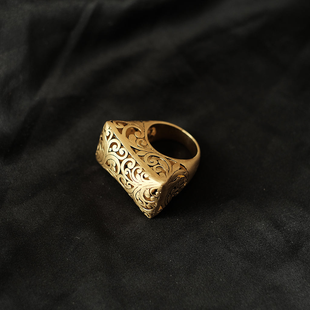 Anillo de plata chapada,  hecho a mano replicando la técnica jali, de celosía perforada en la piedra, usada en la arquitectura  islámica.  Tamaño  14 / 17  Peso 17´5 g / 19´5 g