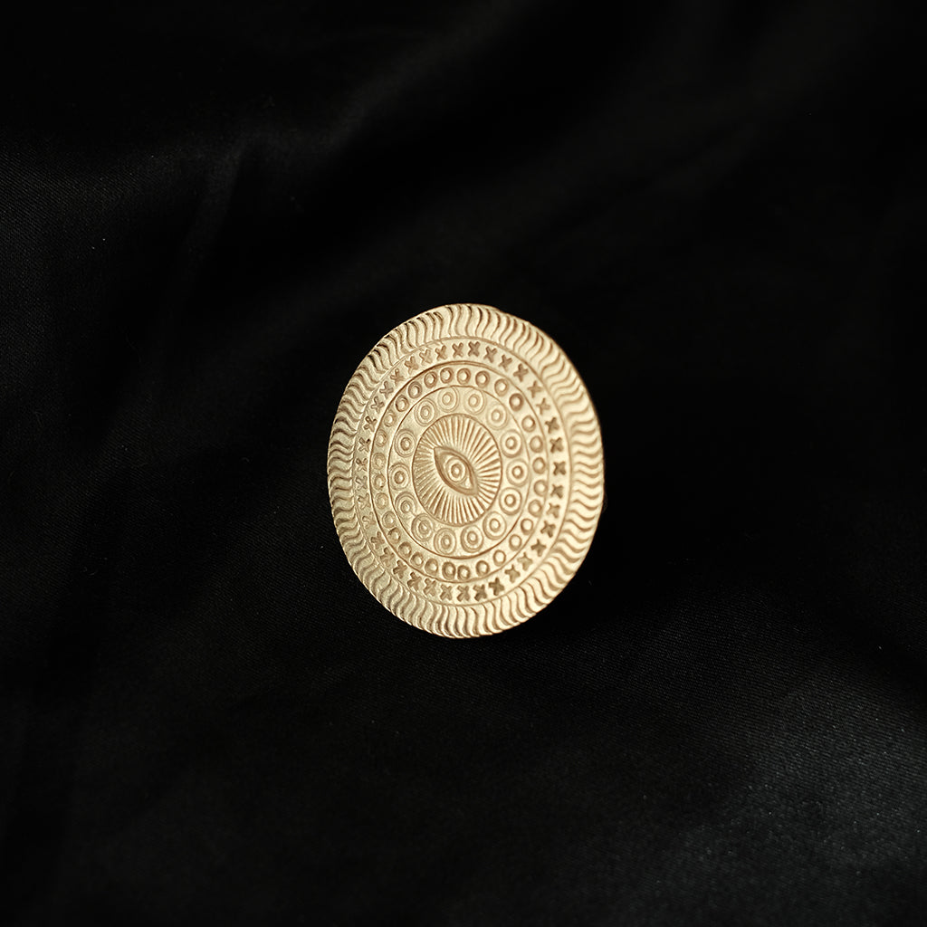 Anillo artesanal&nbsp; hecho a mano con plata de ley y baño de oro mateado. El ojo se usa como amuleto protector en diversas culturas. Tamaño 12 Peso 14 g Amuleto protector 
