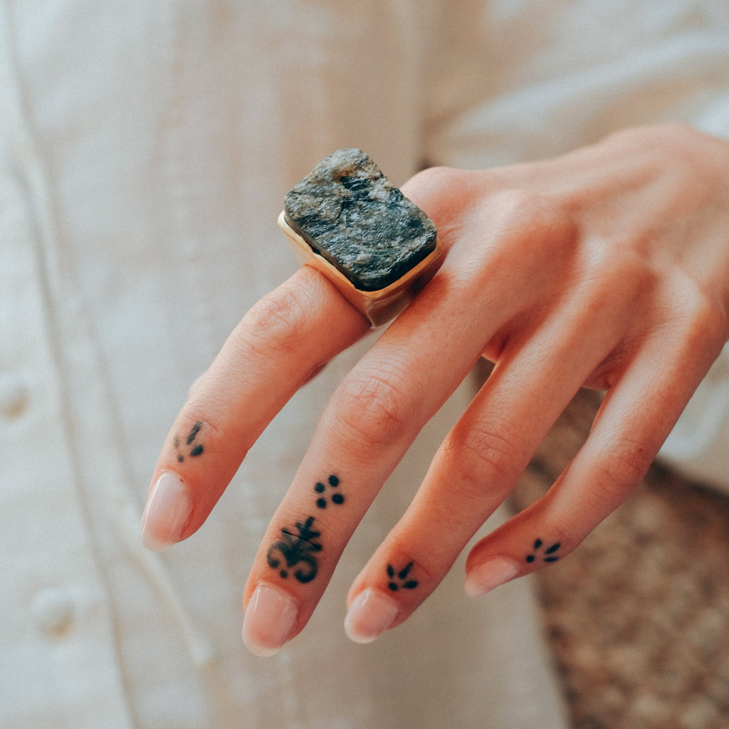 Anillo de diseño contemporáneo en plata con baño de oro mate y labradorita en bruto.  Tamaño 17. Peso 26 g Anillos XXL de plata dorada. Anillos con piedras naturales. Hand made silver rings with gems.