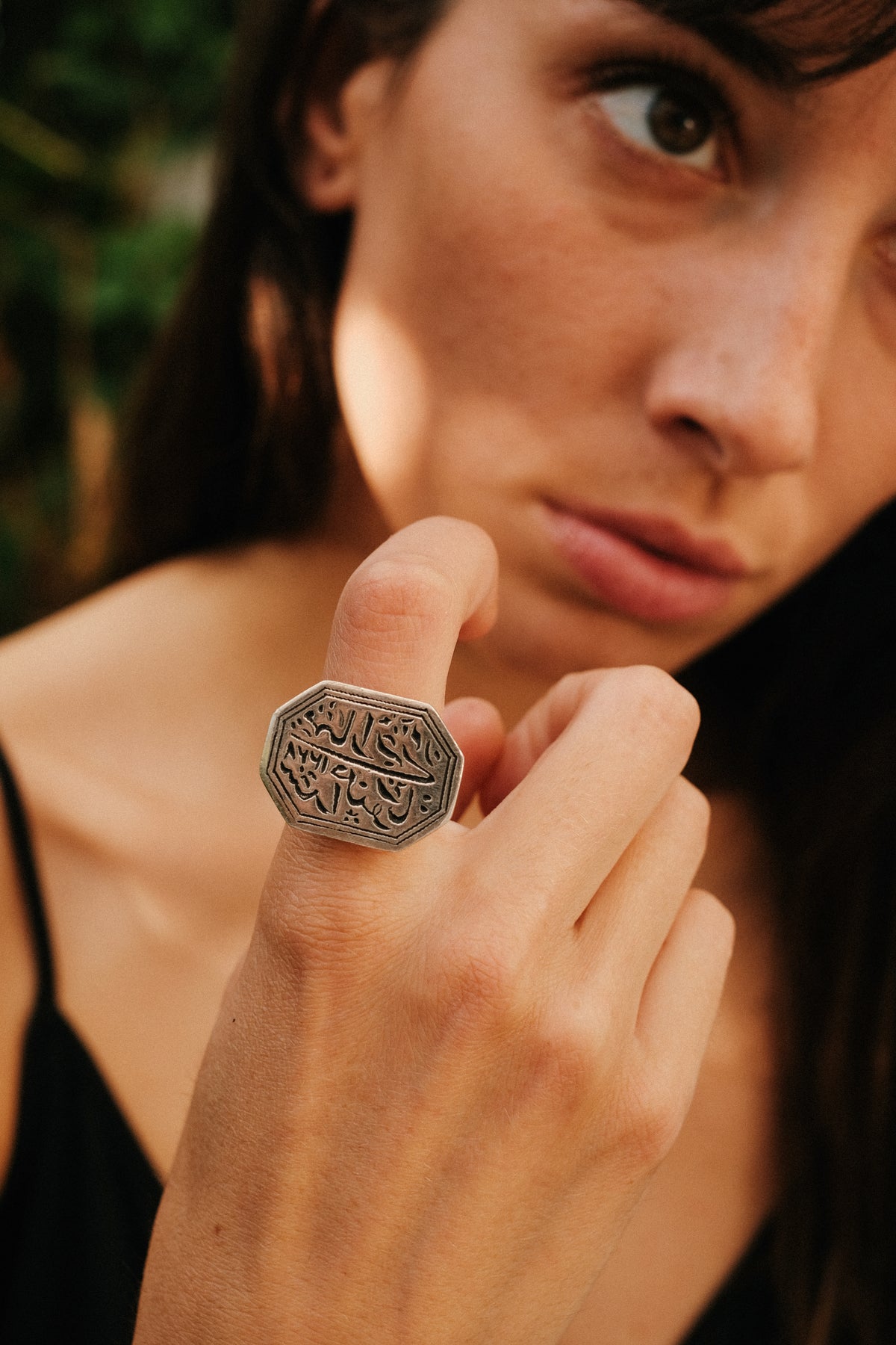 Anillo sello artesanal hecho a mano con plata de ley. Tamaño 16 Peso 33 g. Anillos etnicos de plata. Anillos sello. Lula Máiz