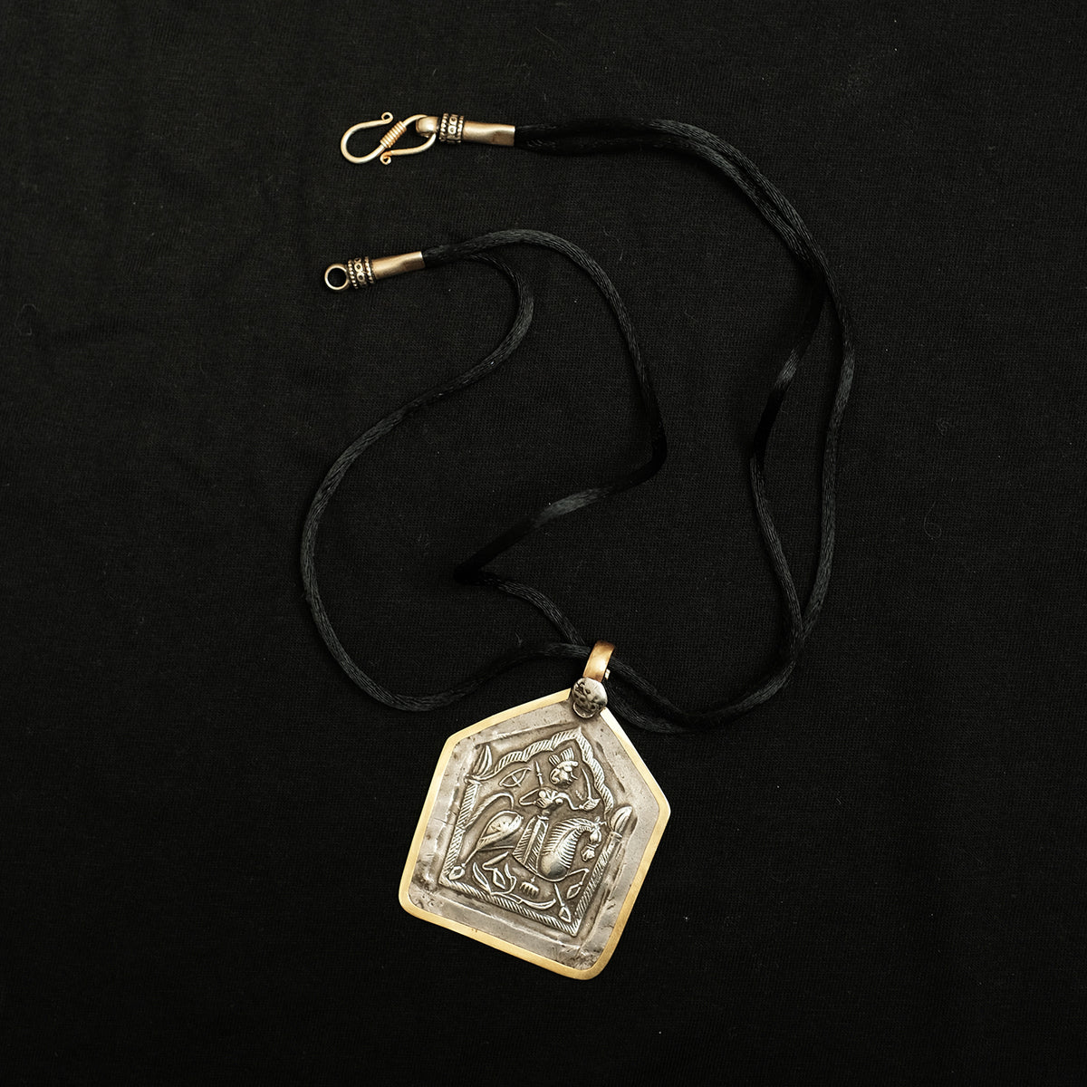 Antiguo amuleto en plata, representando a Baba Ramdev, un héroe del Rajastan que vivió en el S XIV -y dedico su vida a ayudar a las clases más desfavorecidas. Enmarcado recientemente en oro.Old silver amulet from India. Old pendant from Rajasthan.