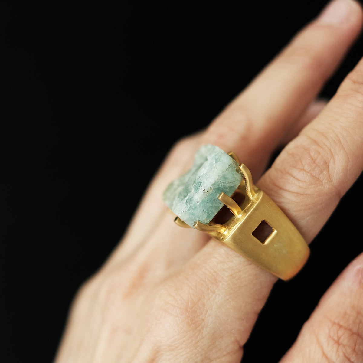 Anillo contemporáneo de plata con baño de oro mateado y aguamarina en bruto. Lula Maiz