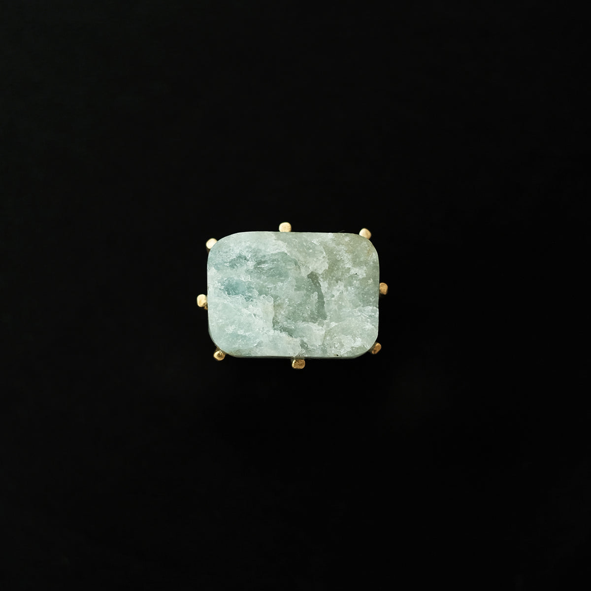 Anillo contemporáneo de plata con baño de oro mateado y aguamarina en bruto. Lula Maiz