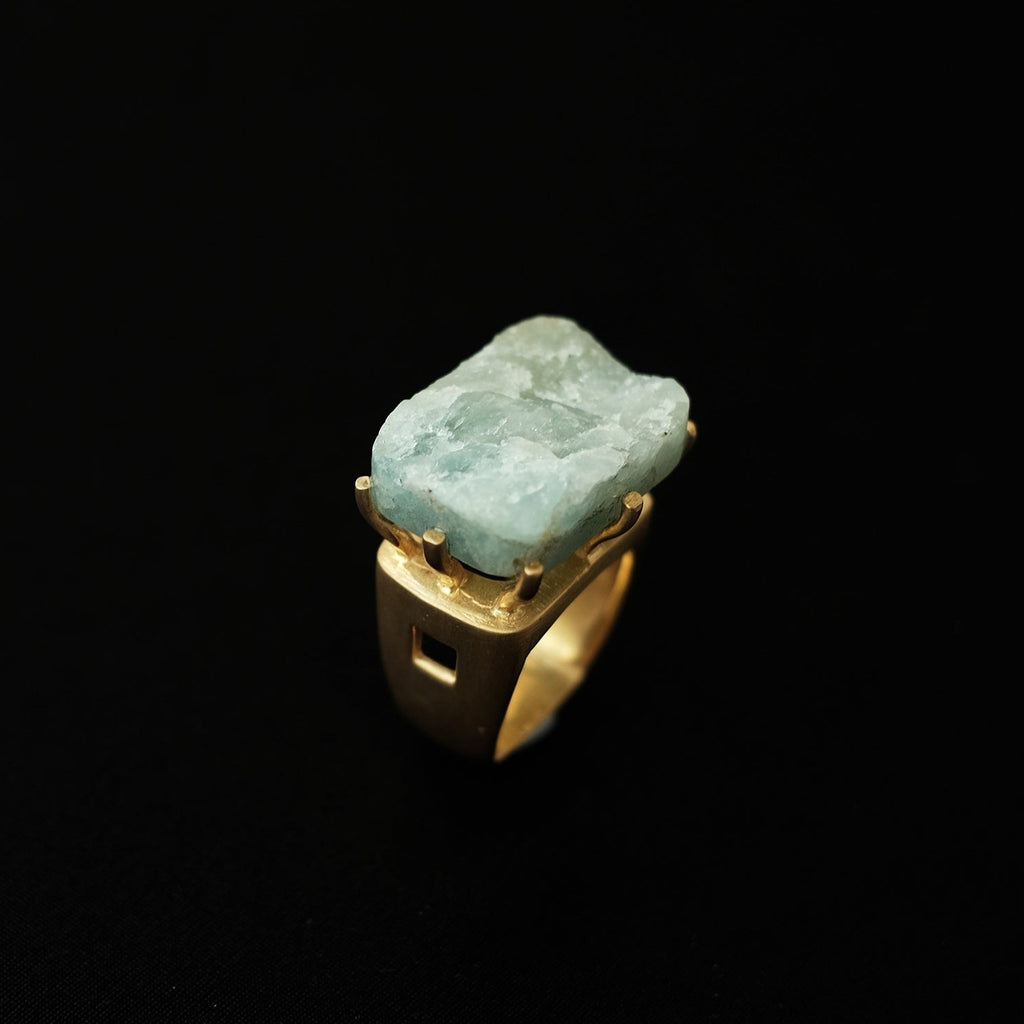 Anillo contemporáneo de plata con baño de oro mateado y aguamarina en bruto. Lula Maiz