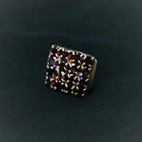 Anillo artesanal hecho a mano con plata de ley y baño de oro mateado con dieciséis&nbsp; granates facetados. Tamaño 13 Peso 28 g. Anillos de plata dorada. Anillos con piedras naturales. Lula Máiz . Anillos de granates