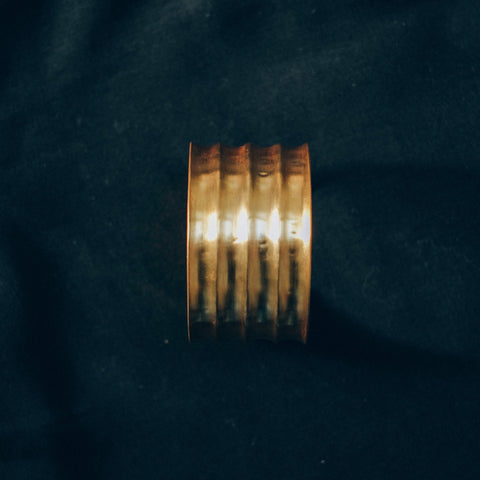 Pulsera contemporanea de plata con baño de oro mateado.  Peso 28 g.