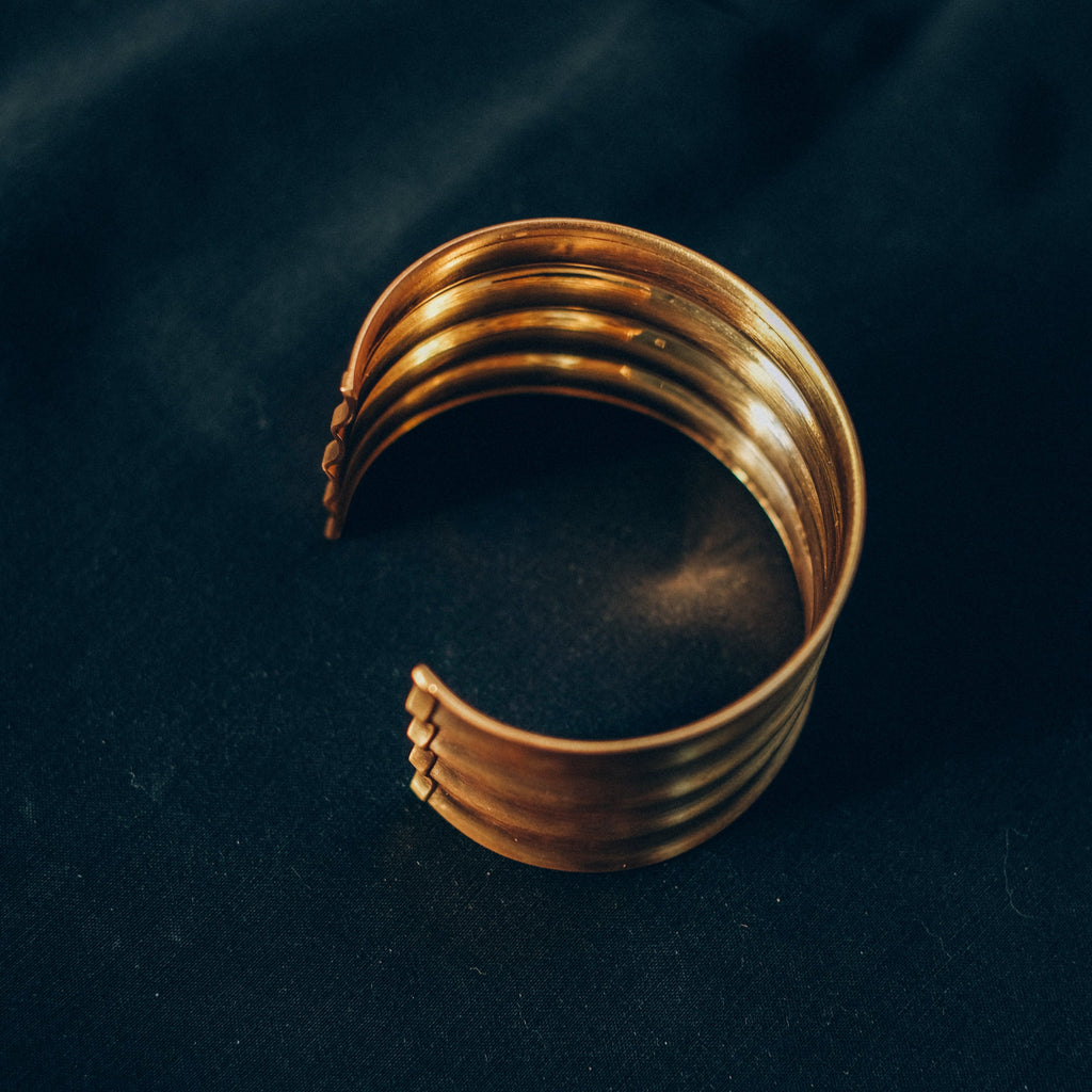 Pulsera contemporanea de plata con baño de oro mateado.  Peso 28 g.