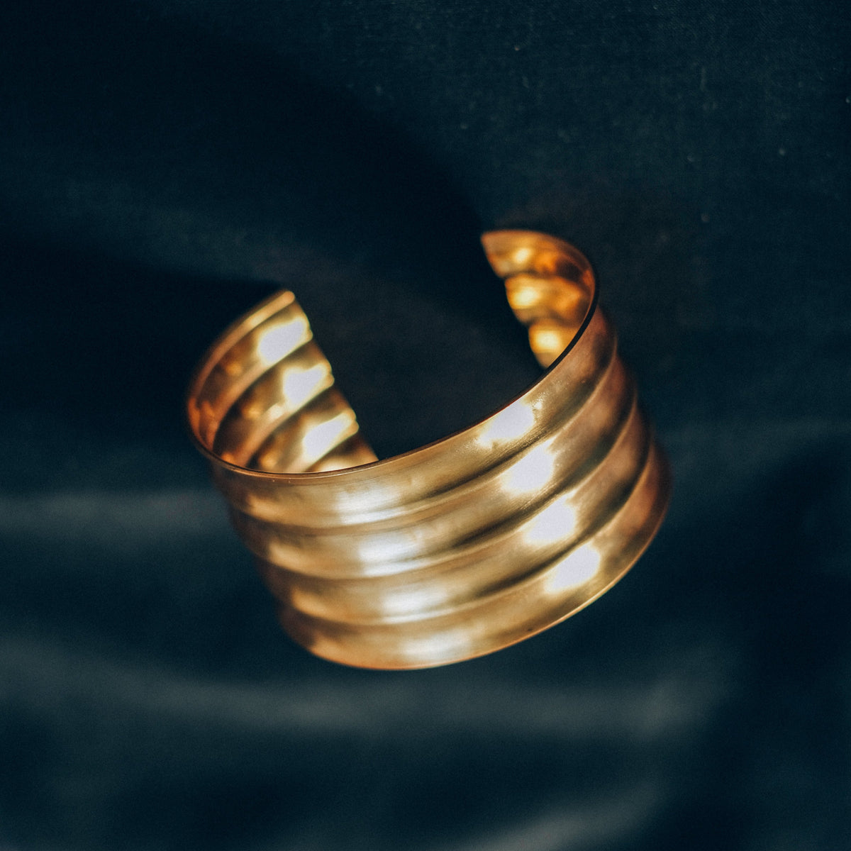 Pulsera contemporanea de plata con baño de oro mateado.  Peso 28 g.