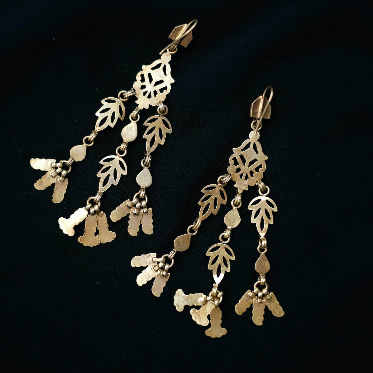 Pendientes artesanales hechos a mano en plata de ley con baño de oro mateado y cristal azul. Longitud&nbsp; 10´5 cm Peso 20 g. Pendientes étnicos de plata dorada Envío gratuito a España y Portugal