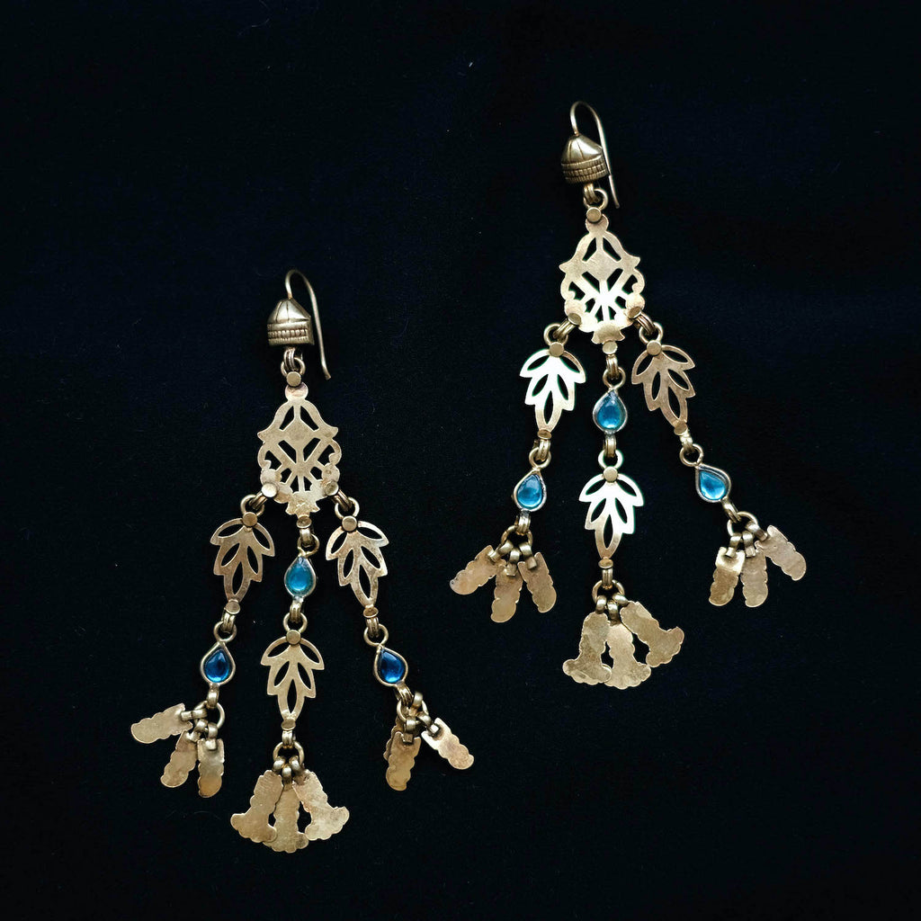 Pendientes artesanales hechos a mano en plata de ley con baño de oro mateado y cristal azul. Longitud&nbsp; 10´5 cm Peso 20 g. Pendientes étnicos de plata dorada Envío gratuito a España y Portugal