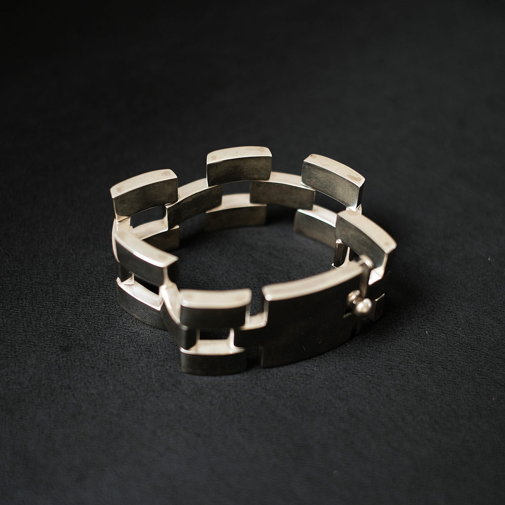 Pulsera artesanal, hecha a mano en plata de ley y cierre con broche de presión. Longitud 19 cm Peso 65 g Handcrafted silver bracelet. Envio gratuito a España y Portugal.