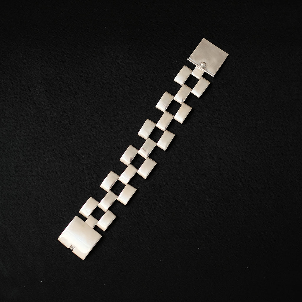 Pulsera artesanal, hecha a mano en plata de ley y cierre con broche de presión. Longitud 19 cm Peso 65 g Handcrafted silver bracelet. Envio gratuito a España y Portugal.