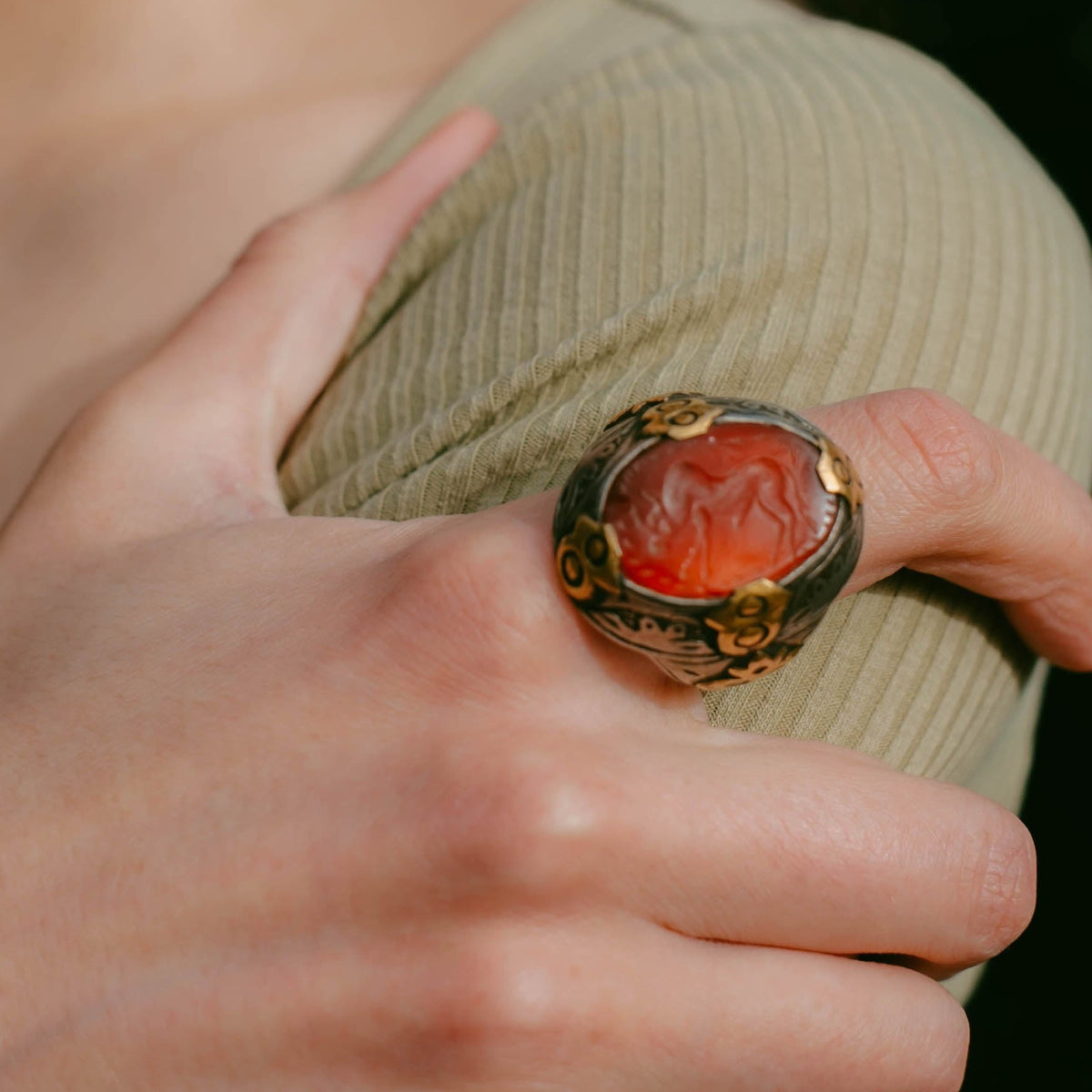 Anillo sello de Afganistán en plata y ágata carneola con talla de un animal. Tamaño 23. Peso 22 g. Anillos de hombre . Anillos sello de hombre. Lula Máiz