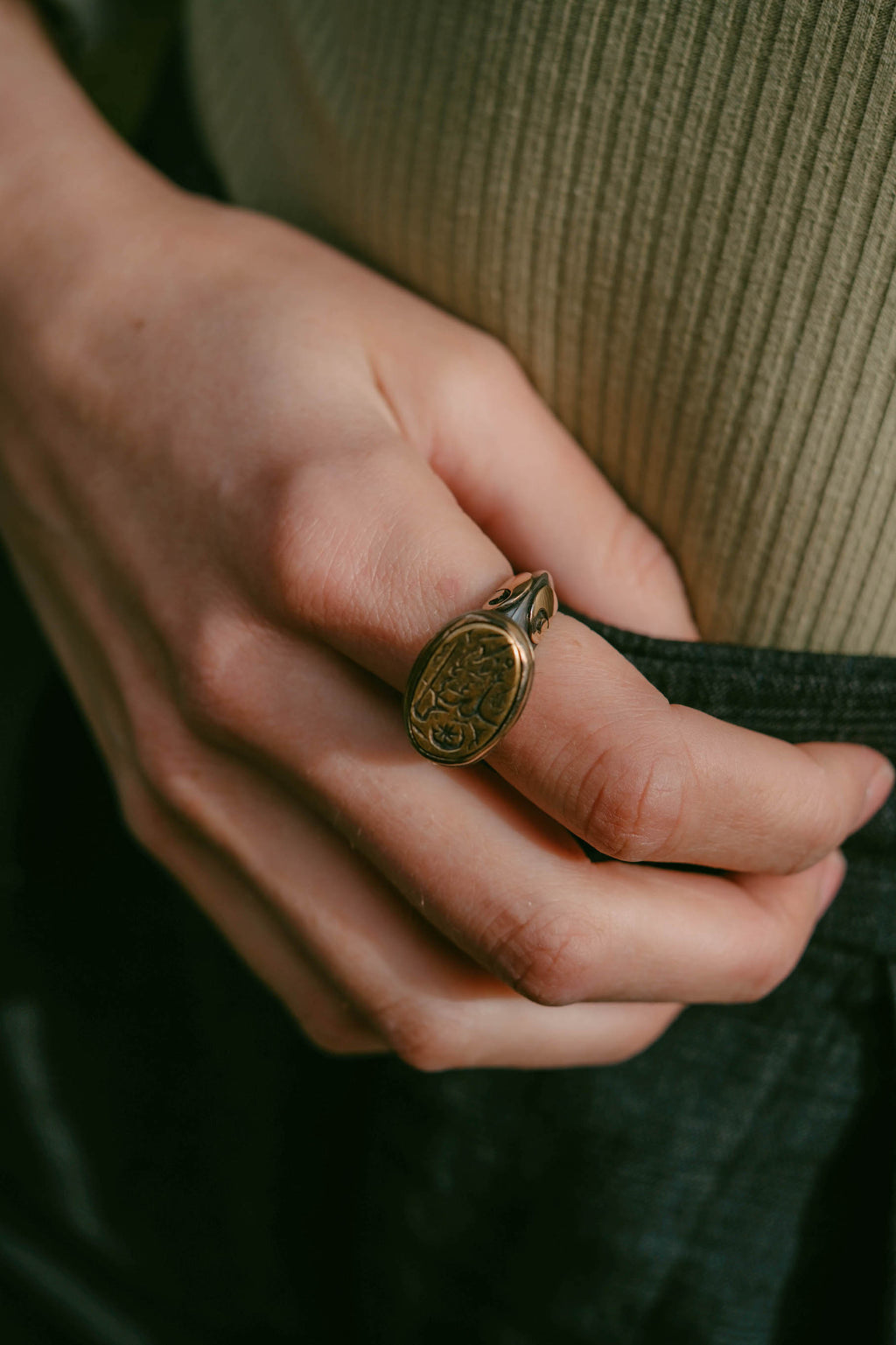 Anillo artesanal hecho a mano con plata, oro y un sello antiguo de Irán. Tamaño 16. Peso 19 g. Anillo sello antiguo. Anillo de plata de Irán. Lula Máiz