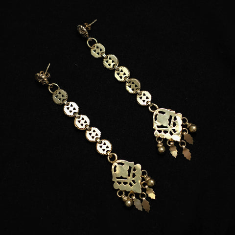 Antiguos pendientes artesanales de India, hechos a mano con plata y baño de oro.&nbsp; Originalmente son adornos de cabeza. El top es contemporáneo, de presión con mariposa, también en plata dorada. Longitud 11 cm Peso 16 g. Pendientes antiguos de plata de India. Lula Máiz