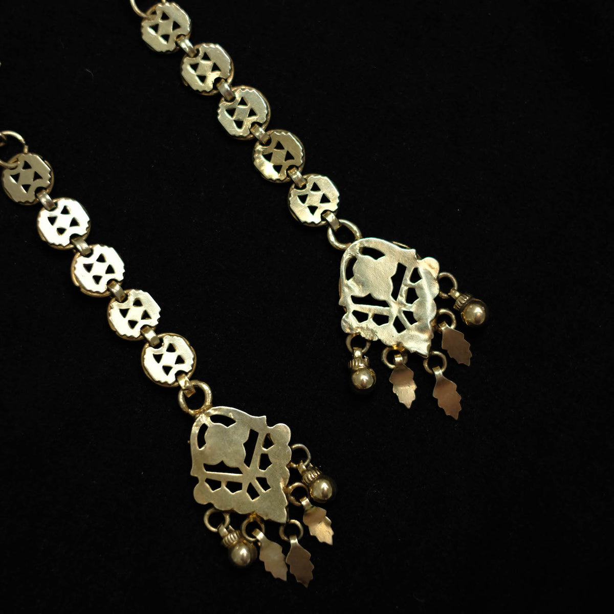Antiguos pendientes artesanales de India, hechos a mano con plata y baño de oro.&nbsp; Originalmente son adornos de cabeza. El top es contemporáneo, de presión con mariposa, también en plata dorada. Longitud 11 cm Peso 16 g. Pendientes antiguos de plata de India. Lula Máiz