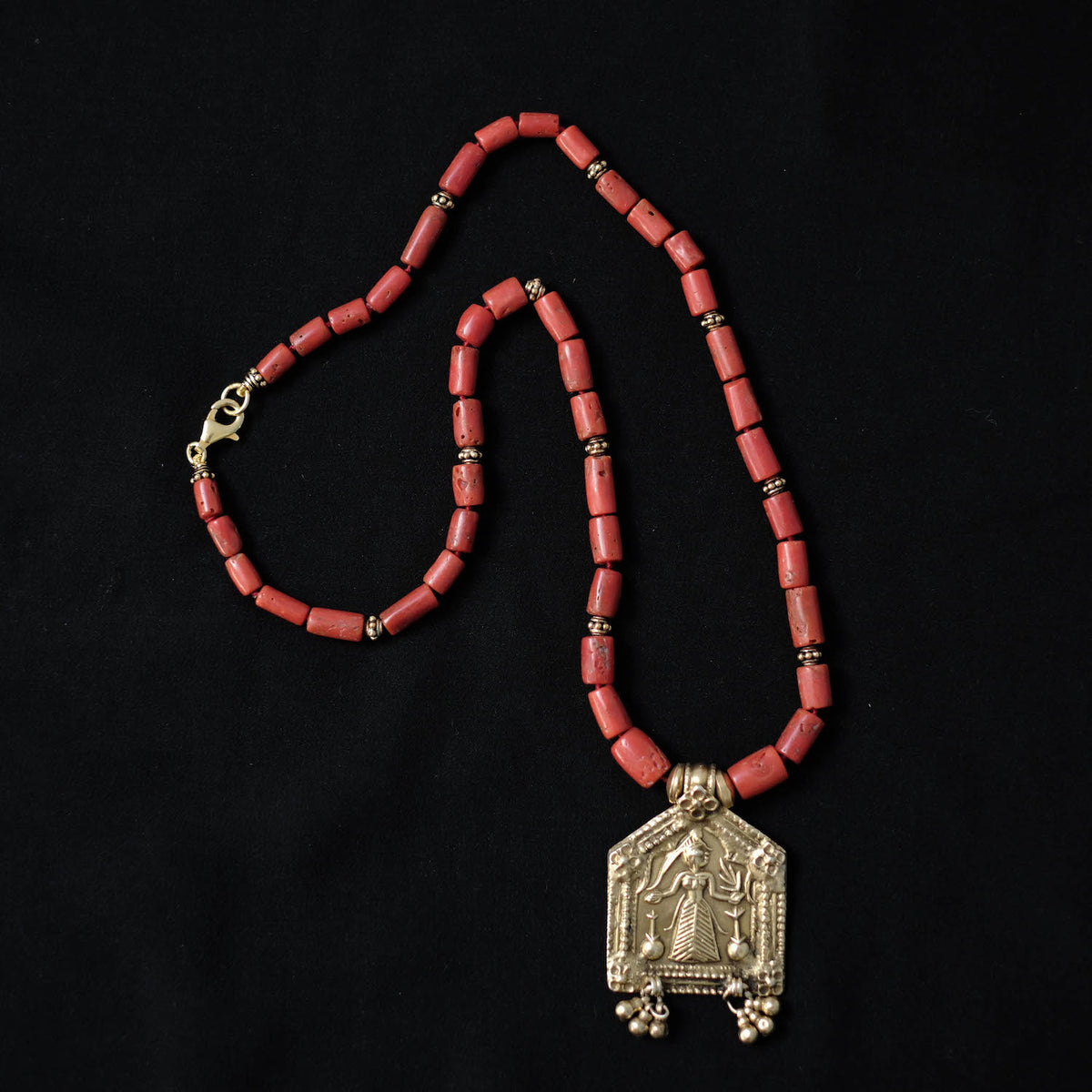 Collar con antiguo amuleto de plata dorada representando a una diosa hindú, engarzado con coral, piezas de plata dorada y cierre contemporáneo.&nbsp; Pieza única, diseñada por Lula Máiz. Longitud 52 cm. Peso 45 g. Collar de coral. Collar con amuleto antiguo. By Lula Máiz.