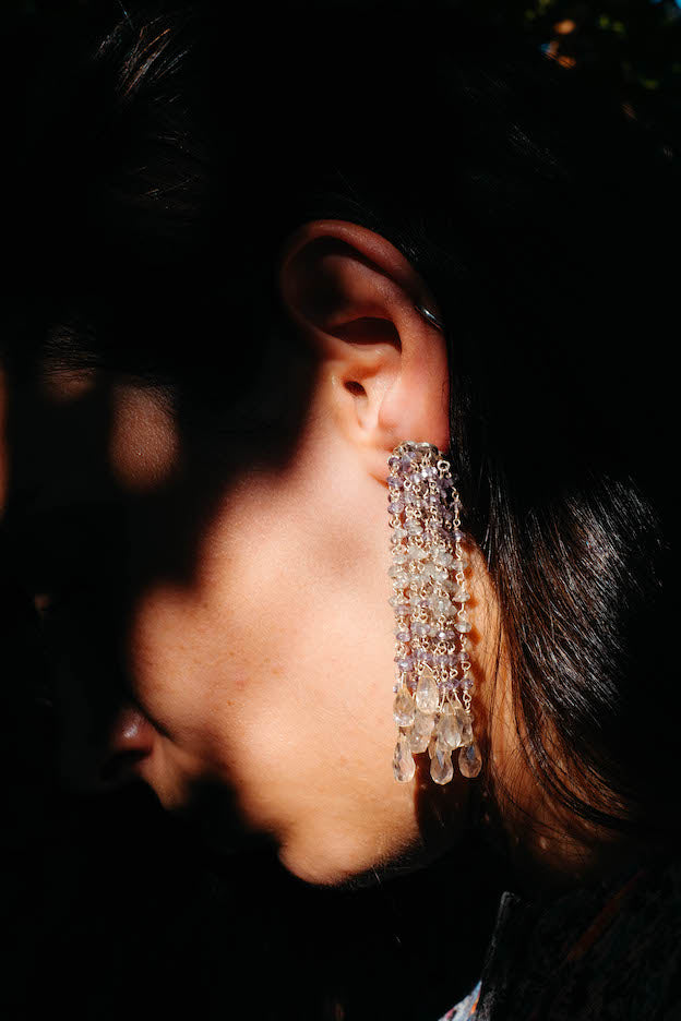 Pendientes hechos a mano con 12 vueltas de amatista, aguamarina y cuarzo engarzados en plata y rematadas con lagrimas de cristal de roca natural facetado. La parte superior es de plata de ley con presion. Longitud 8 cm Peso del par 29 g. Pendientes de plata y piedras semipreciosas. Piezas unicas by Lula Maiz. Envio gratuito a Peninsula y Portugal.Earrings hand made in silver with 12 strands with amethyst, aquamarine, and quartz. . One of a kind by Lula Maiz