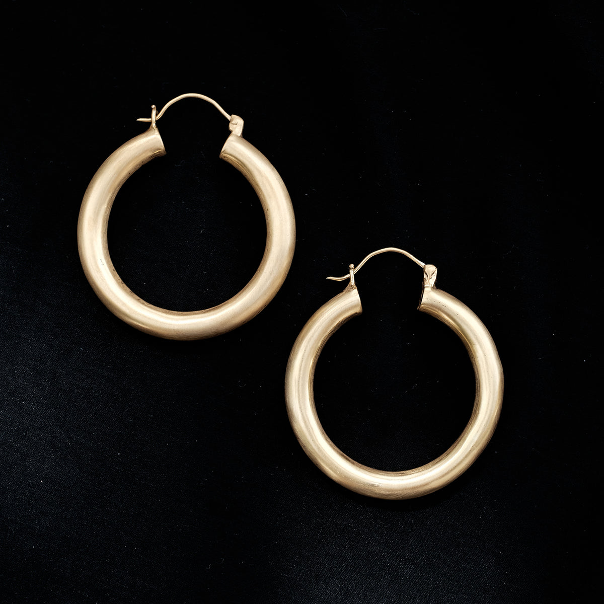 Aros grandes artesanales hechos a mano en plata de ley con baño de oro mateado. Diámetro&nbsp; 4´5 cm Peso 22 g Criollas de plata dorada. Aros XL  Oversized hollow hoop earrings.