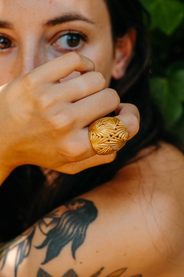 Anillo artesanal hecho a mano en plata de ley con baño de oro mateado . Tamaño 16 Peso 21 g. Anillos de plata hechos a mano. Anillos con motivois vegetales.Envio gratuito a España y Portugal. Handcrafted silver rings. 