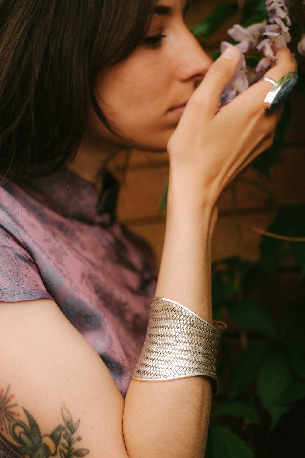 Brazalete de plata de gran pureza , elaborada a mano por los Karen, etnia asentada fundamentalmente en Birmania, Laos y Tailandia.  Tamaño ajustable.  Peso 60 g.Handmade silver bracelet.