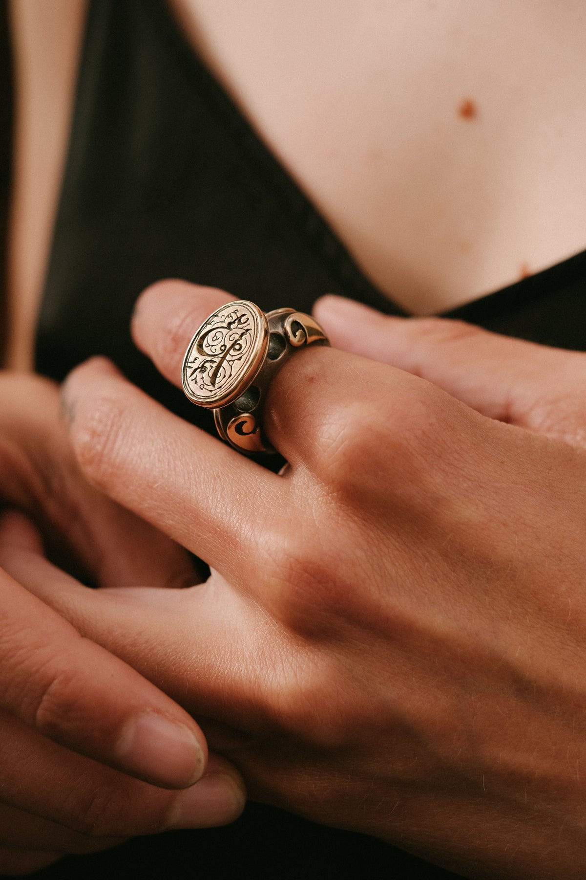 Anillo hecho a mano en plata y oro con un sello antiguo de Iran. Tamaño 14 Peso 18 g. Pieza unica by Lula Máiz. Anillo de coral y plata.  Anillo sello antiguo.