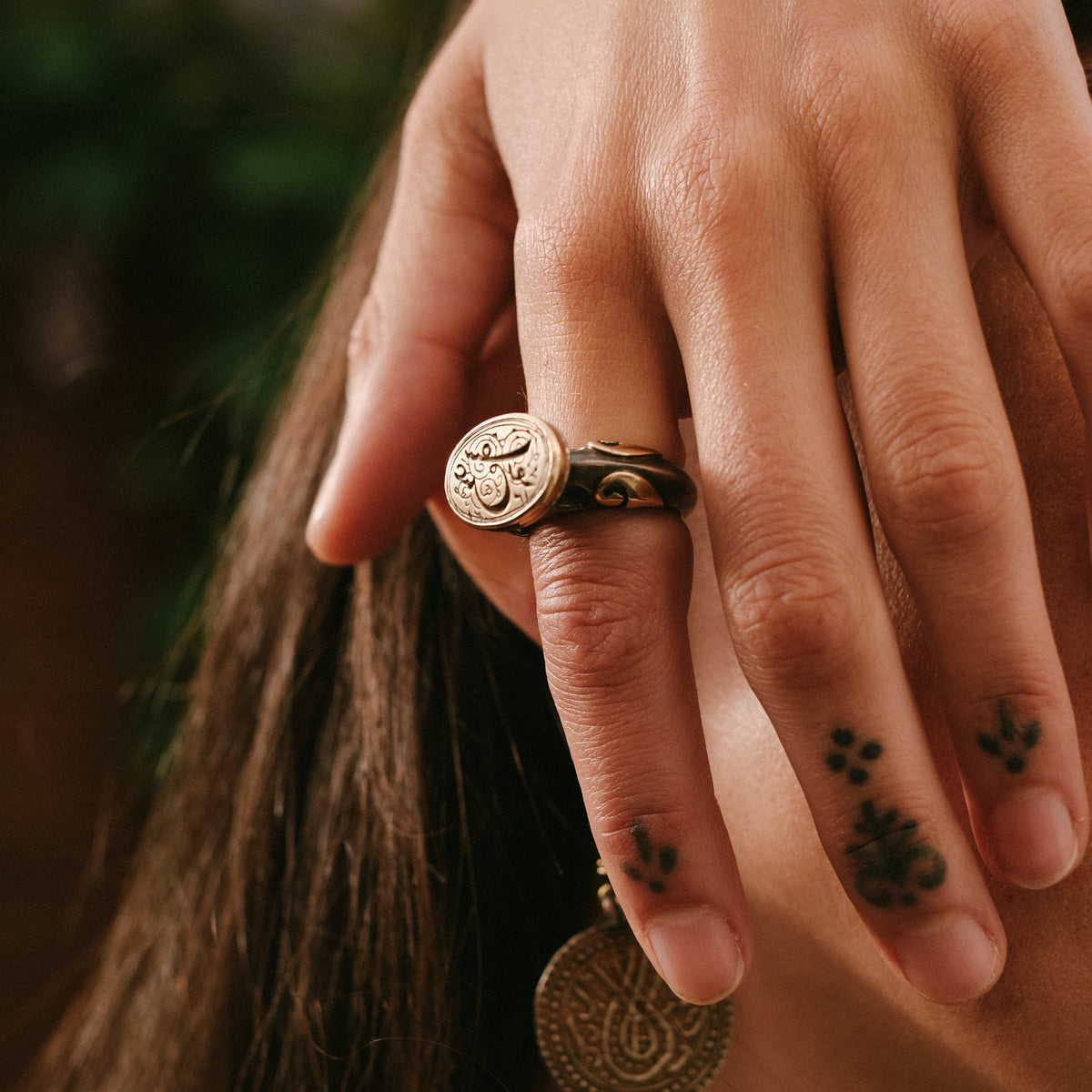 Anillo hecho a mano en plata y oro con un sello antiguo de Iran. Tamaño 14 Peso 18 g. Pieza unica by Lula Máiz. Anillo de coral y plata.  Anillo sello antiguo.
