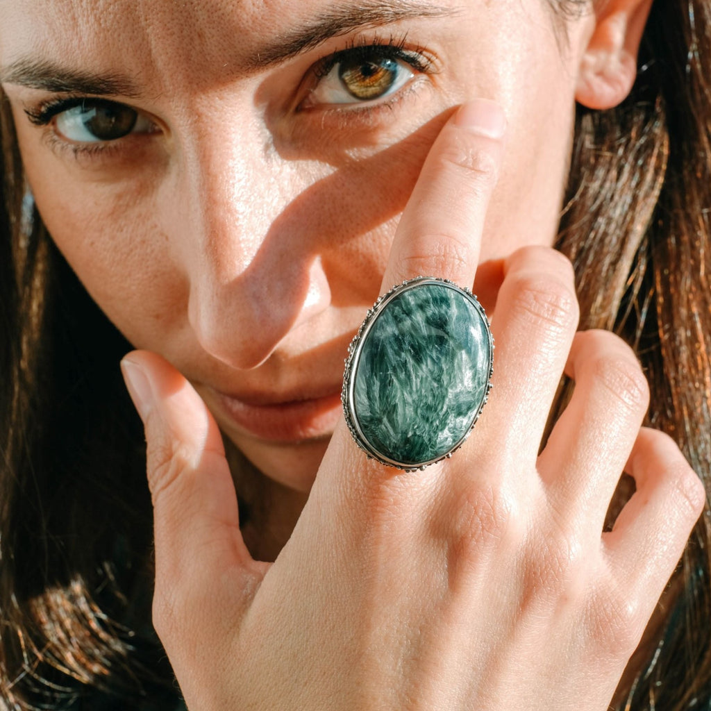 Anillo artesanal hecho a mano con plata de ley y un gran cabujón de serafinita. Tamaño ajustable. Peso 27 g. Anillos de plata . Anillos de piedras naturales. Hecho a mano.