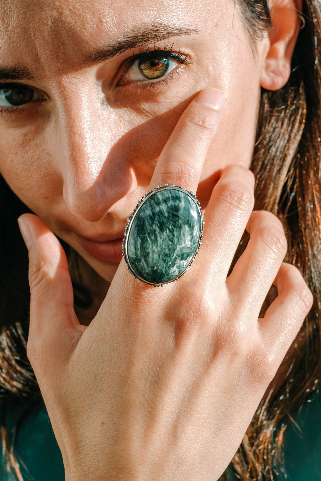 Anillo artesanal hecho a mano con plata de ley y un gran cabujón de serafinita. Tamaño ajustable. Peso 27 g. Anillos de plata . Anillos de piedras naturales. Hecho a mano.