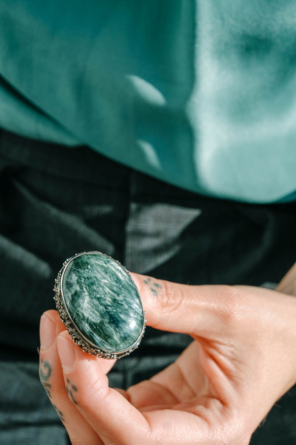 Anillo artesanal hecho a mano con plata de ley y un gran cabujón de serafinita. Tamaño ajustable. Peso 27 g. Anillos de plata . Anillos de piedras naturales. Hecho a mano.
