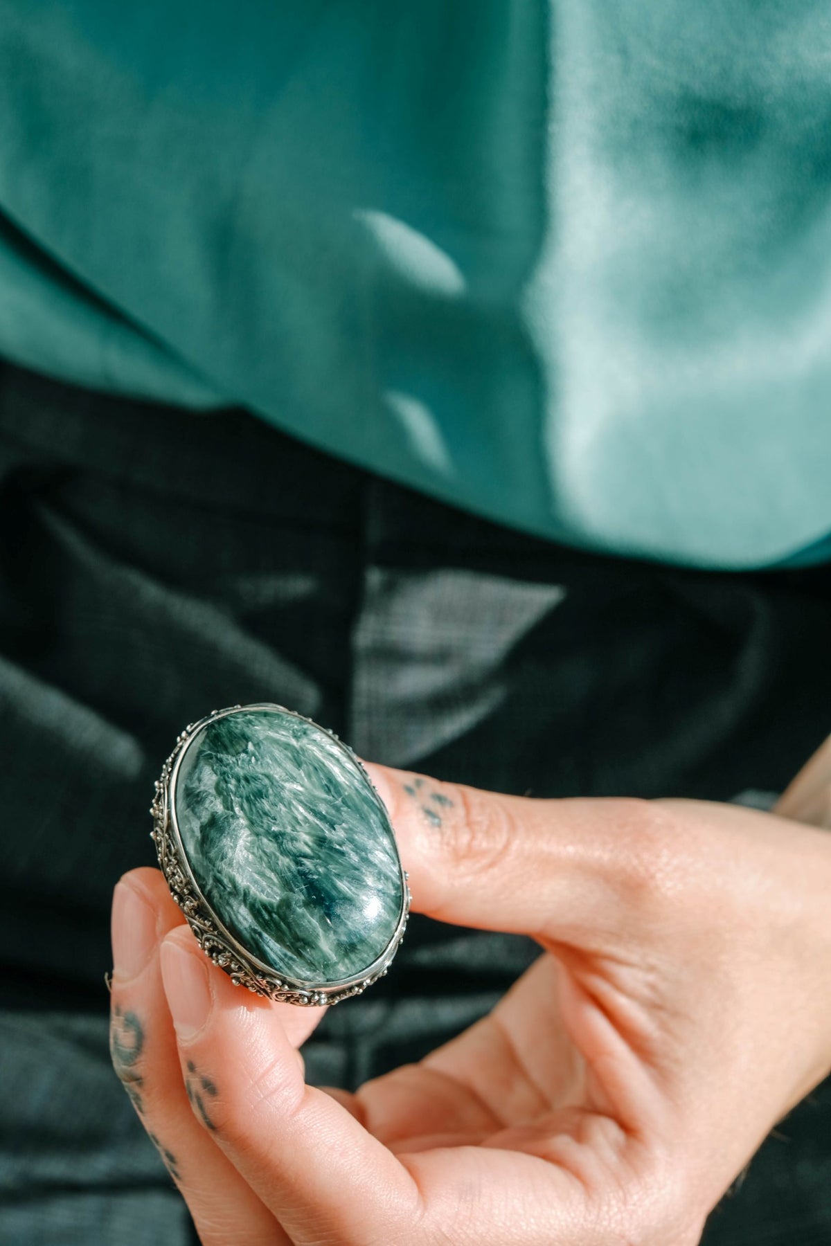 Anillo artesanal hecho a mano con plata de ley y un gran cabujón de serafinita. Tamaño ajustable. Peso 27 g. Anillos de plata . Anillos de piedras naturales. Hecho a mano.