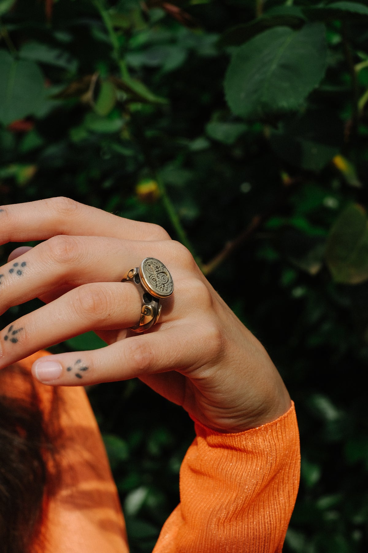 Anillo hecho a mano en plata y oro con un sello antiguo de Iran. Tamaño 14 Peso 18 g. Pieza unica by Lula Máiz. Anillo de coral y plata.  Anillo sello antiguo.