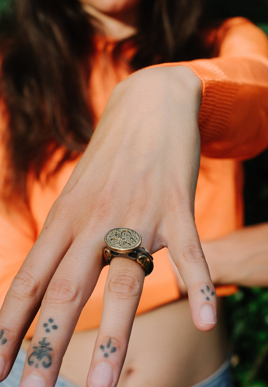 Anillo hecho a mano en plata y oro con un sello antiguo de Iran. Tamaño 14 Peso 18 g. Pieza unica by Lula Máiz. Anillo de coral y plata.  Anillo sello antiguo.