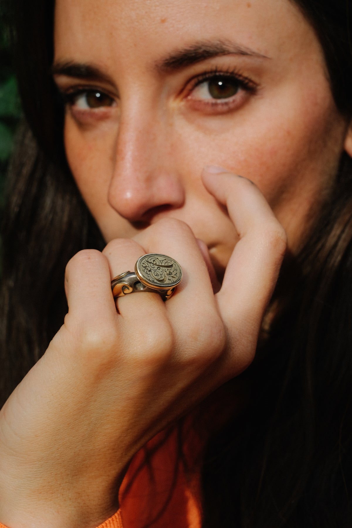 Anillo hecho a mano en plata y oro con un sello antiguo de Iran. Tamaño 14 Peso 18 g. Pieza unica by Lula Máiz. Anillo de coral y plata.  Anillo sello antiguo.