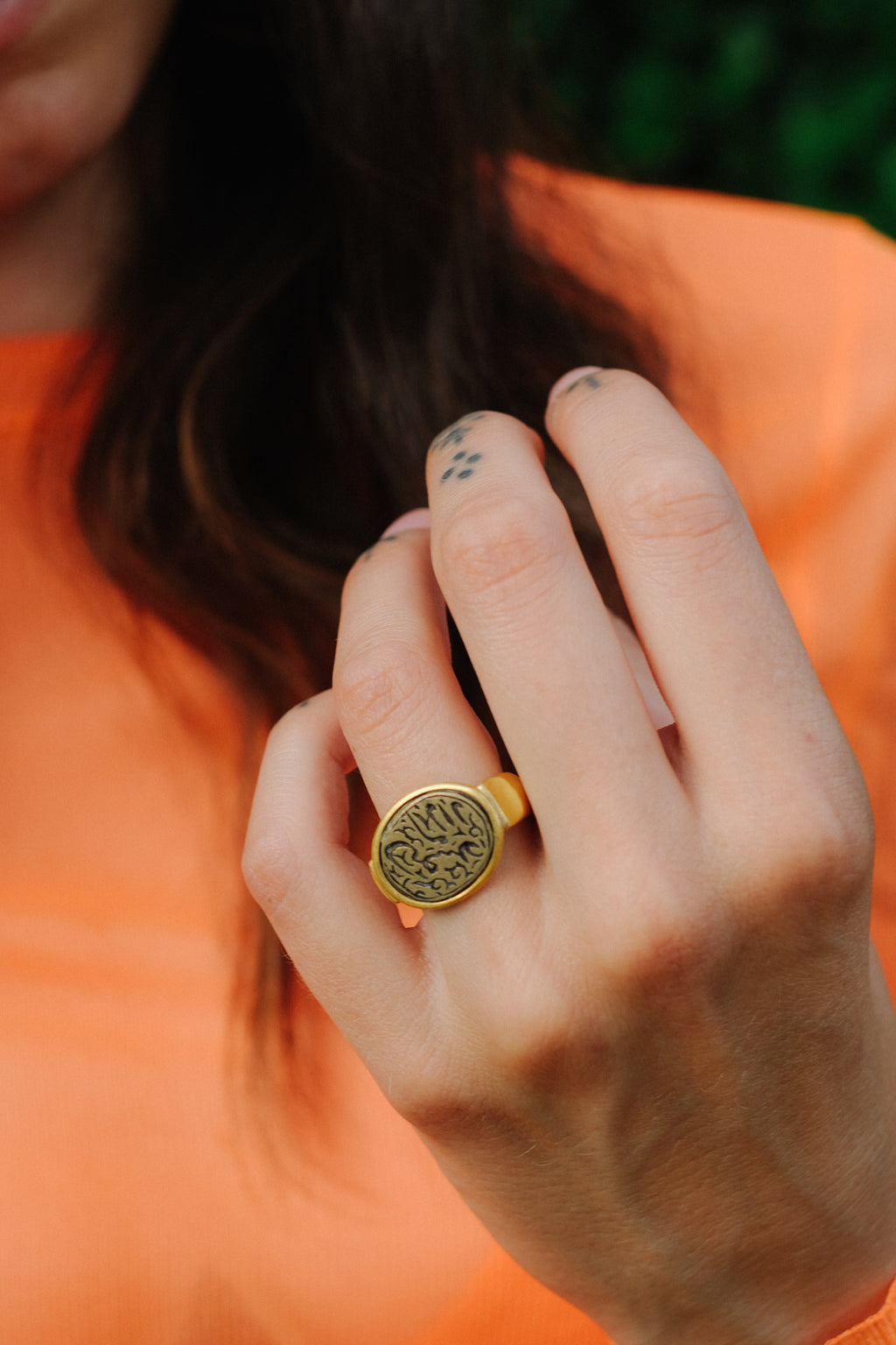 Anillo hecho a mano en oro con sello antiguo de Irán. Tamaño 12 Peso 8 g.