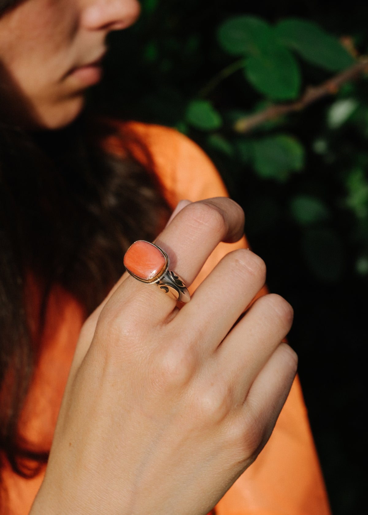 Anillo hecho a mano en plata de ley, oro de 18k y coral. Pieza unica de Lula Maiz. Tamano 15. Peso 18 g. Anillo de coral y plata.