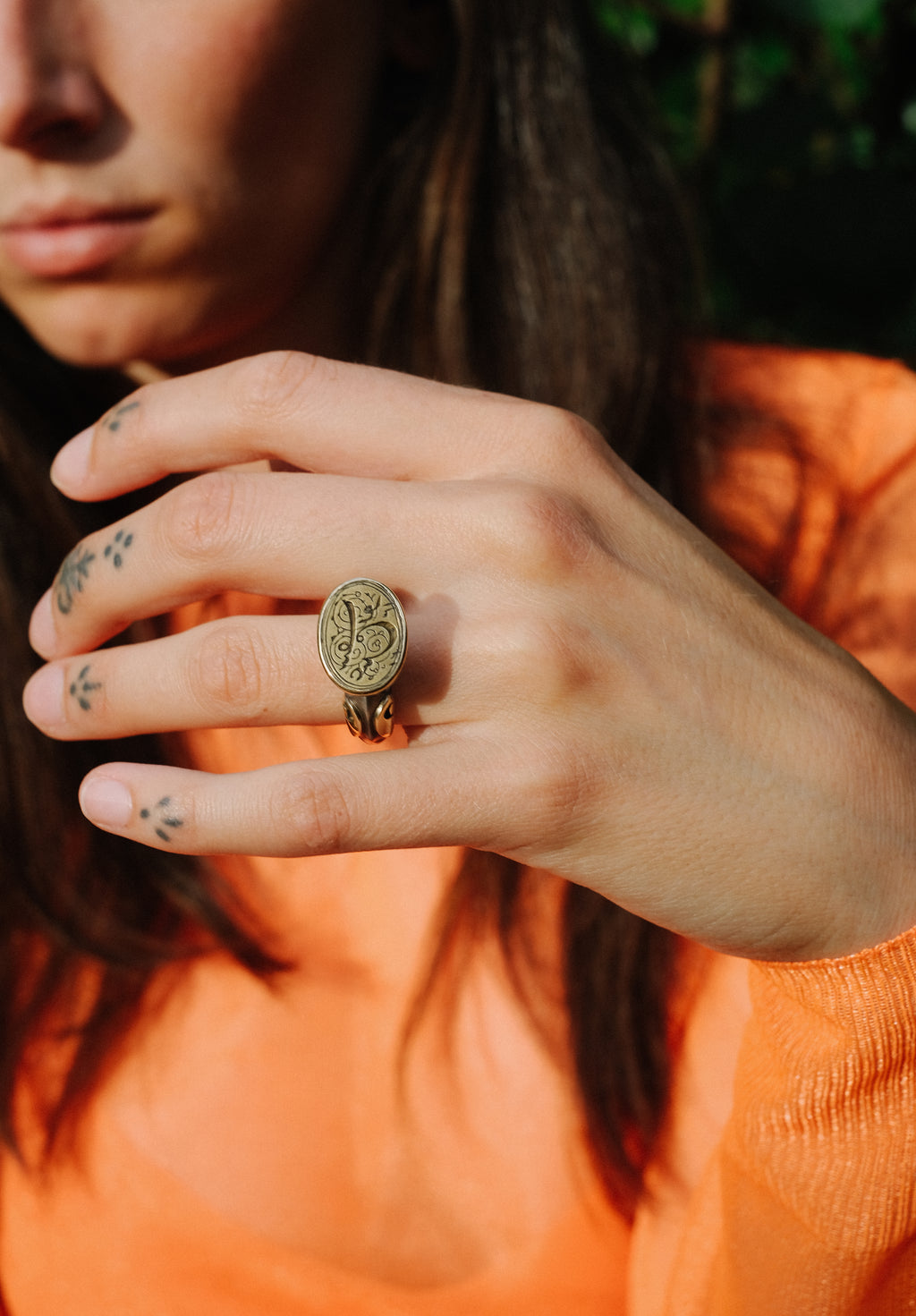 Anillo hecho a mano en plata y oro con un sello antiguo de Iran. Tamaño 14 Peso 18 g. Pieza unica by Lula Máiz. Anillo de coral y plata.  Anillo sello antiguo.