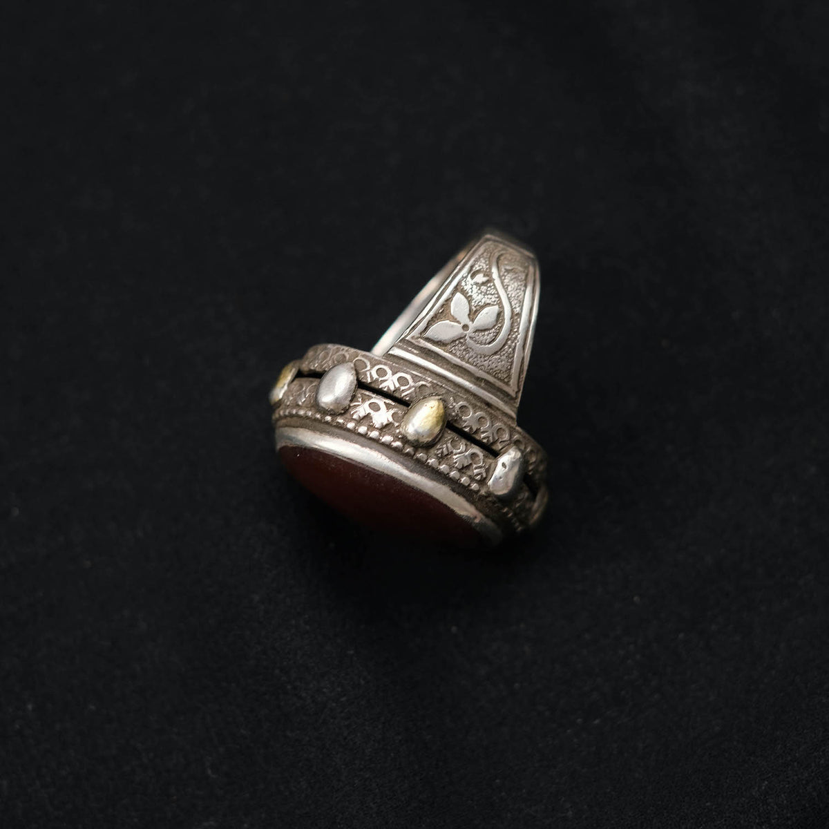 Anillo artesanal hecho a mano en plata con ágata. Tamaño 16 Peso 28 g. Anillos etnicos de plata.