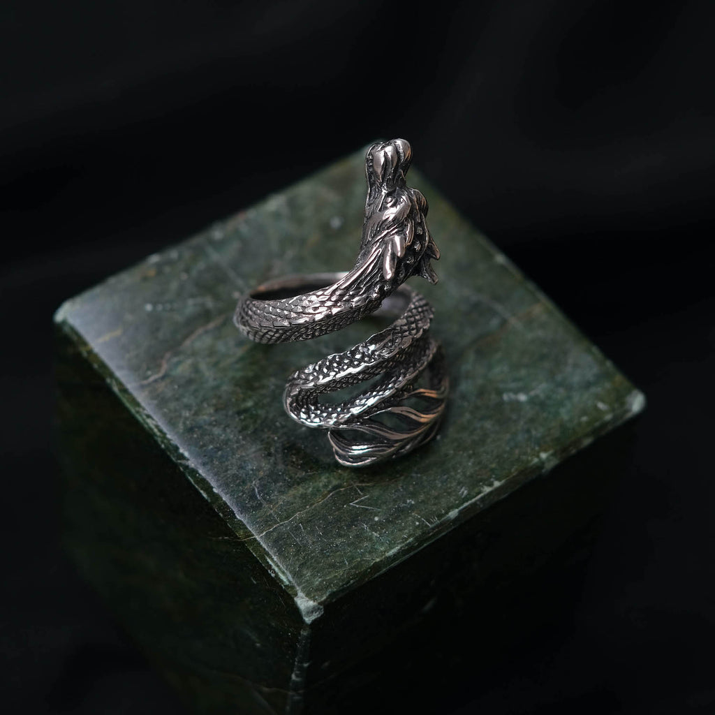 Anillo artesanal hecho a mano en plata de ley representando un dragón. Tamaños 18/15 Peso 8 g. Anillos de plata hechos a mano. Anillos de dragon. Lula Máiz