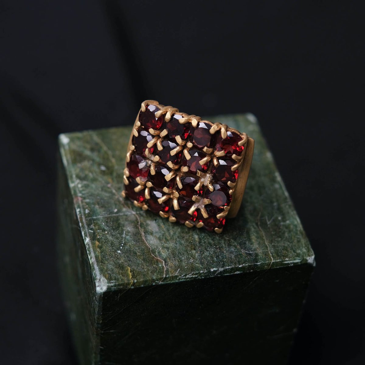 Anillo artesanal hecho a mano con plata de ley y baño de oro mateado con dieciséis&nbsp; granates facetados. Tamaño 13 Peso 28 g. Anillos de plata dorada. Anillos con piedras naturales. Lula Máiz . Anillos de granates