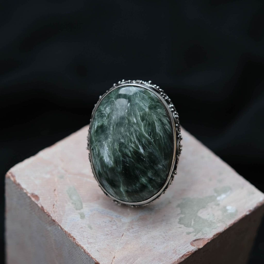 Anillo artesanal hecho a mano con plata de ley y un gran cabujón de serafinita. Tamaño ajustable. Peso 27 g. Anillos de plata . Anillos de piedras naturales. Hecho a mano.