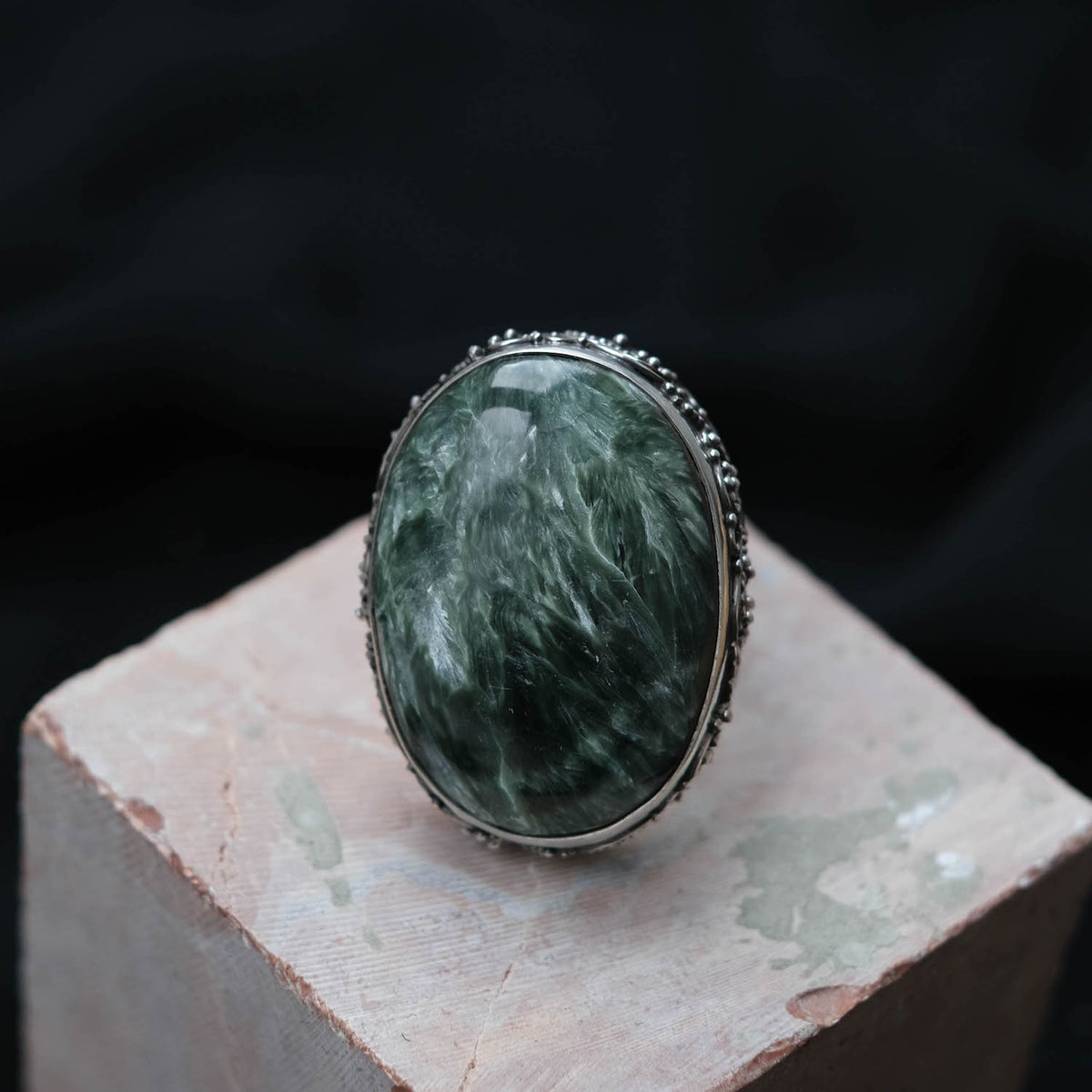 Anillo artesanal hecho a mano con plata de ley y un gran cabujón de serafinita. Tamaño ajustable. Peso 27 g. Anillos de plata . Anillos de piedras naturales. Hecho a mano.