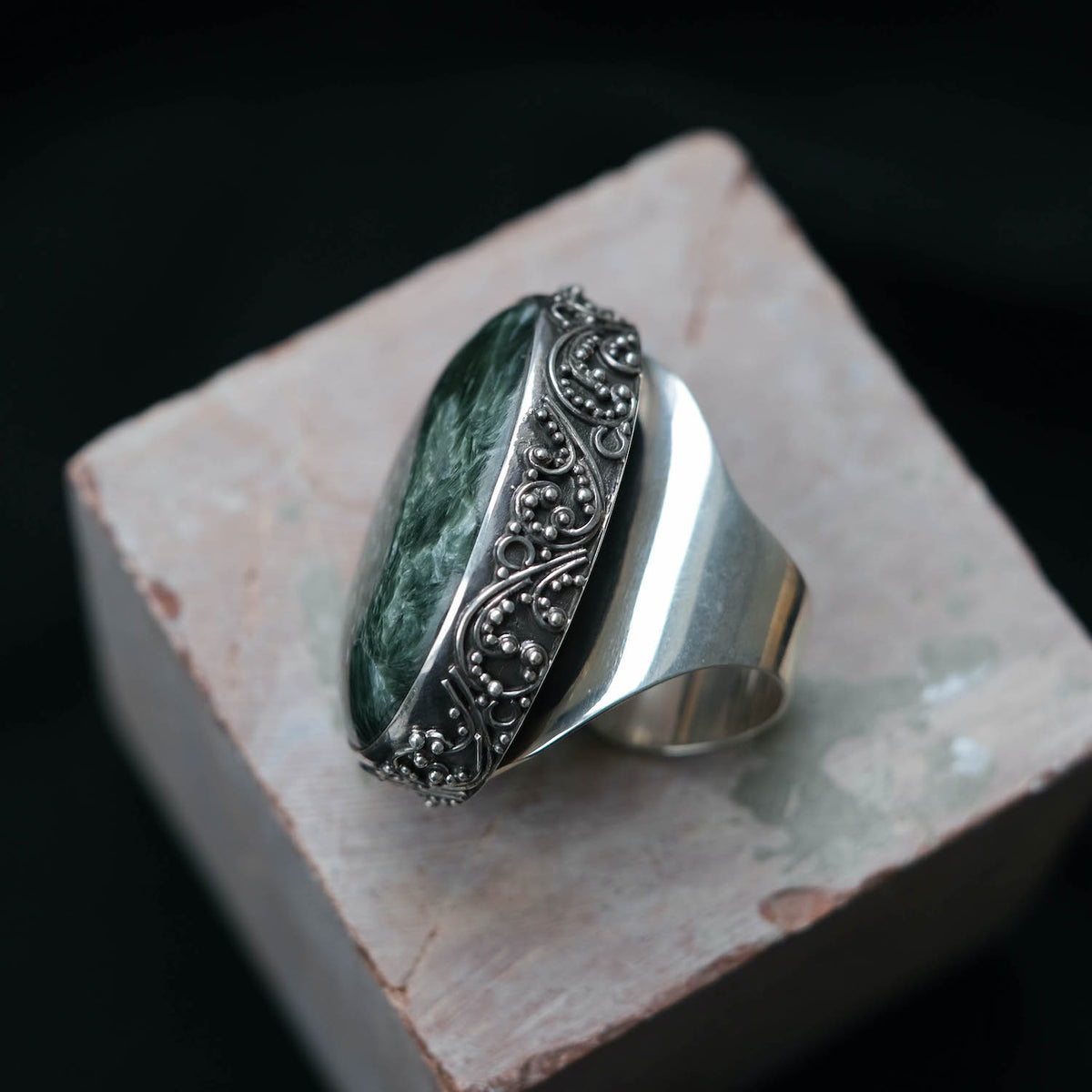 Anillo artesanal hecho a mano con plata de ley y un gran cabujón de serafinita. Tamaño ajustable. Peso 27 g. Anillos de plata . Anillos de piedras naturales. Hecho a mano.