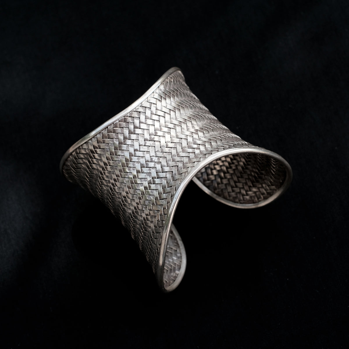 Brazalete de plata de gran pureza , elaborada a mano por los Karen, etnia asentada fundamentalmente en Birmania, Laos y Tailandia.  Tamaño ajustable.  Peso 60 g.Handmade silver bracelet.
