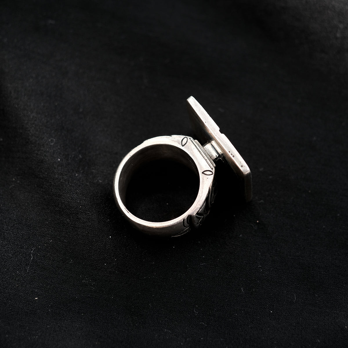 Anillo de plata de los fulani ( o Peul ), pueblo nomada del Sahel.  Tamaños 14/15/17 Lula Hand made silver ring from the Peul people ( or Fulani ), nomadic ethnic group that lives in the Sahel and West Africa.