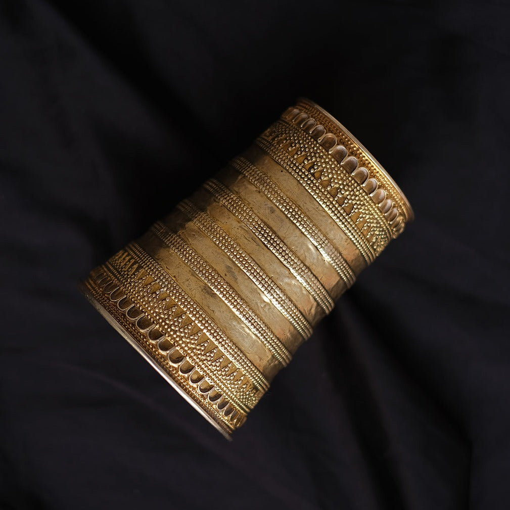 Brazalete antiguo de plata bañada en oro de la etnia Banjara, nómadas asentados en diferentes Estados de la India. Los usan tanto en el brazo como en el antebrazo. Longitud 11 cm. Peso 117g