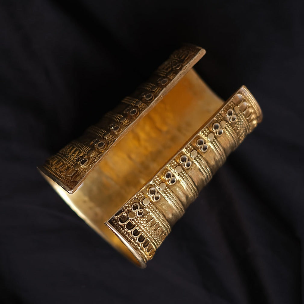 Brazalete antiguo de plata bañada en oro de la etnia Banjara, nómadas asentados en diferentes Estados de la India. Los usan tanto en el brazo como en el antebrazo. Longitud 11 cm. Peso 117g