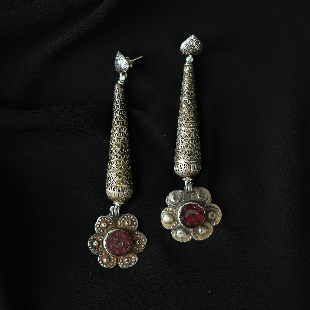 Pendientes antiguos de plata que combinan cuentas largas de Yemen, con filigrana hecha a mano y colgantes turcomanos, usados por los musulmanes hach, que han realizado el peregrinaje a la Meca. El cierre es de plata de ley, contemporáneo. Pieza única, diseño de Lula Máiz. Longitud 10 cm. Peso 22.5 g One of a kind earrings by Lula Máiz
