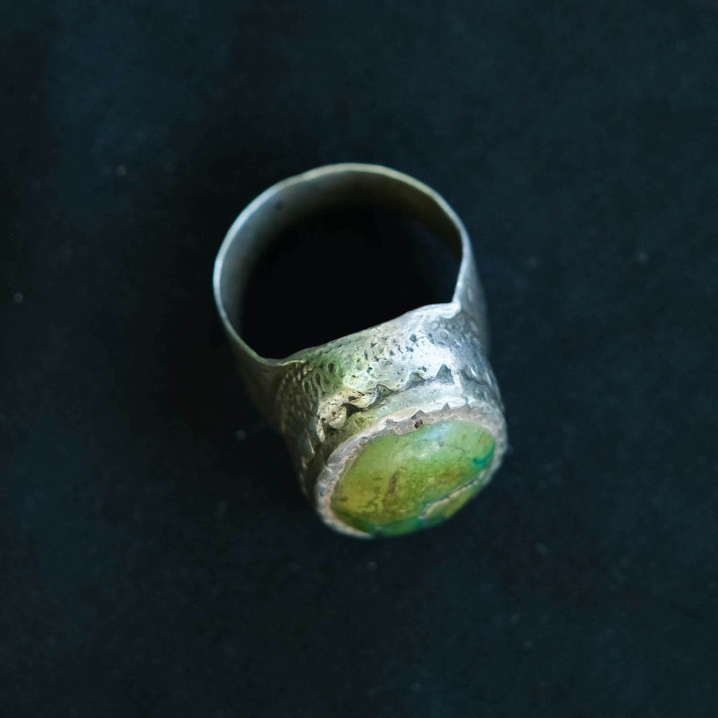 Anillo de plata antiguo de Afganistán, con cabujón de turquesa y magnifica pátina.&nbsp; Tamaño 22 Peso 15 g.Anillos antiguos de hombre. Anillo antiguo de Afganistán. Envio gratuito a España y Portugal. Old silver ring from Afghanistan, with beautiful patina. Old men ring.